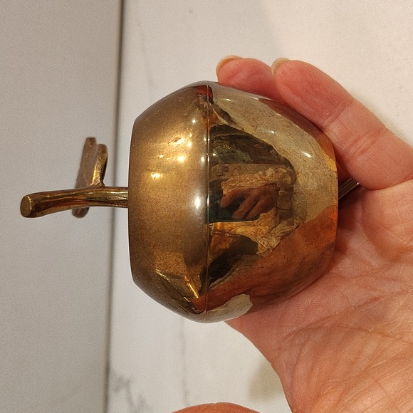 Brass apple with stem and leaf with twist off lid made in India - Picture 3 of 7
